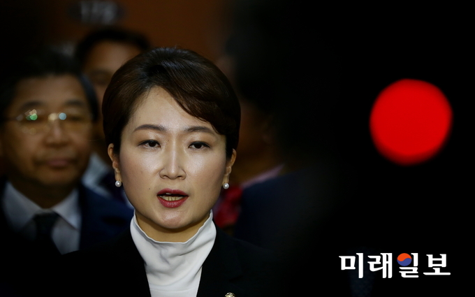 이언주 더불어민주당 의원이 6일 오전 서울 여의도 국회 정론관에서 더불어민주당 탈당 기자회견 후 취재진의 질문에 답을 하고 있다./사진=장건섭 기자