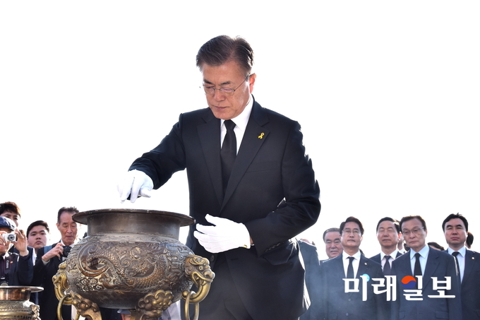 문재인 더불어민주당 대선후보가 4.19 혁명 57주년을 맞는 19일 오전 강북구 국립4.19 민주묘역에서 분향하고 있다./사진=장건섭 기자