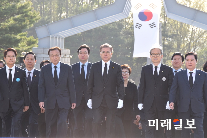 문재인 더불어민주당 대선후보가 4.19혁명 57주년인 19일 오전 서울 강북구 국립4.19민주묘지를 찾아 참배를 하기 위해 기념탑으로 들어서고 있다./사진=장건섭 기자