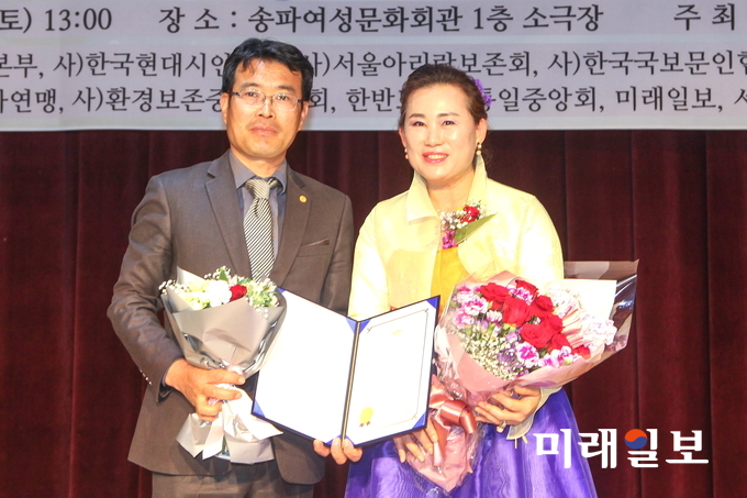 15일 오후 서울 송파여성문회관 소극장에서 개최된 한글문학 신인상 등단식에서 신인상을 수상한 김영일 씨가 정명숙 한글문학 발행인과 함께 기념촬영을 하고 있다./사진=장건섭 기자