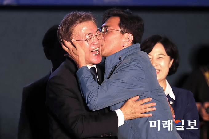 문재인 대통령 당선인이 9일 오후 서울 종로구 세종로공원에서 열린 시민들과 함께하는 개표방송에서 안희정 충남지사가 축하 뽀뽀를 하고 있다./사진=장건섭 기자
