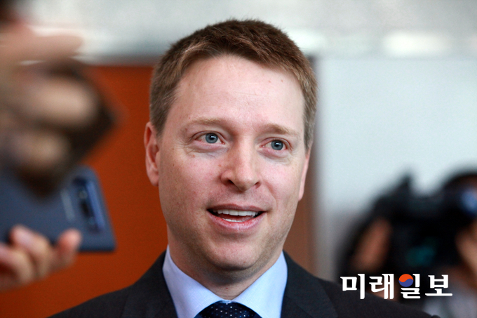 매튜 포틴저 미 백악관 국가안전보장회의(NSC) 아시아 담당 선임보좌관이 16일 오후 이정규 외교부 차관보를 만나고 나오며 서울 도렴동 외교부 청사에서 취재진의 질문에 대답하고 있다./사진=장건섭 기자