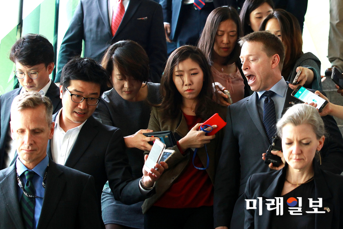 매튜 포틴저 미 백악관 국가안전보장회의(NSC) 아시아 담당 선임보좌관(오른쪽 위)이 앨리슨 후커 NSC 한반도 보좌관(오른쪽 아래)과 함께 16일 오후 이정규 외교부 차관보를 만나고 나오며 서울 도렴동 외교부 청사에서 취재진의 질문에 대답하고 있다./사진=장건섭 기자