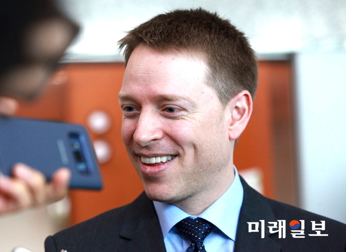 매튜 포틴저 미 백악관 국가안전보장회의(NSC) 아시아 담당 선임보좌관이 16일 오후 서울 도렴동 외교부 청사에서 이정규 외교부 차관보를 면담 뒤 기자들과 만나 취재진의 질문에 대답하고 있다./사진=장건섭 기자