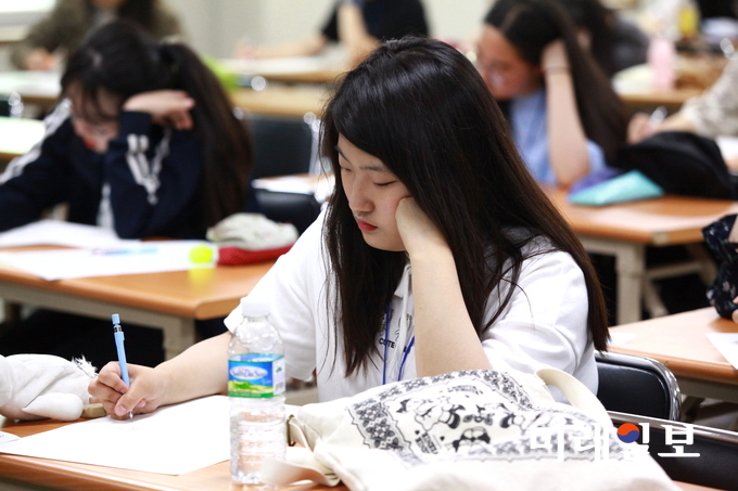 사단법인 한국현대시인협회(이사장 김용언)가 주최하는 '제23회 전국 고등학교 학생 백일장(시 부문)'이 20일 오후 서울 서대문 독립공원 독립관에서 열리는 가운데 백일장 참가 학생들이 시제(詩題)인 '휴대폰', '인연', '촛불', '5월', '만년필'에 대해서 시작(詩作)에 몰두하고 있다./사진=장건섭 기자