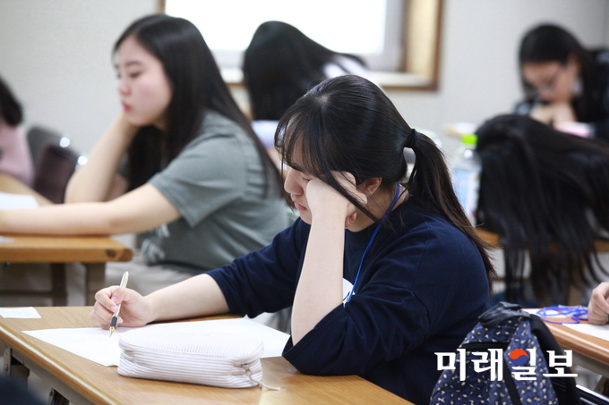사단법인 한국현대시인협회(이사장 김용언)가 주최하는 '제23회 전국 고등학교 학생 백일장(시 부문)'이 20일 오후 서울 서대문 독립공원 독립관에서 열리는 가운데 백일장 참가 학생들이 시제(詩題)인 '휴대폰', '인연', '촛불', '5월', '만년필'에 대해서 시작(詩作)에 몰두하고 있다./사진=장건섭 기자