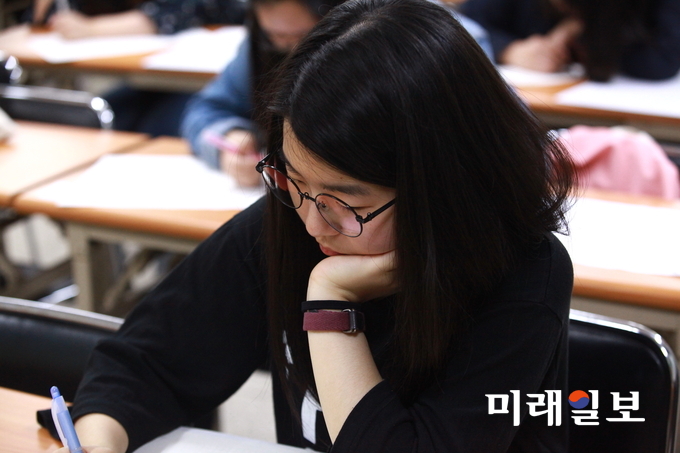 사단법인 한국현대시인협회(이사장 김용언)가 주최하는 '제23회 전국 고등학교 학생 백일장(시 부문)'이 20일 오후 서울 서대문 독립공원 독립관에서 열리는 가운데 백일장 참가 학생들이 시제(詩題)인 '휴대폰', '인연', '촛불', '5월', '만년필'에 대해서 시작(詩作)에 몰두하고 있다./사진=장건섭 기자