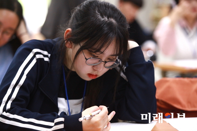 사단법인 한국현대시인협회(이사장 김용언)가 주최하는 '제23회 전국 고등학교 학생 백일장(시 부문)'이 20일 오후 서울 서대문 독립공원 독립관에서 열리는 가운데 백일장 참가 학생들이 시제(詩題)인 '휴대폰', '인연', '촛불', '5월', '만년필'에 대해서 시작(詩作)에 몰두하고 있다./사진=장건섭 기자