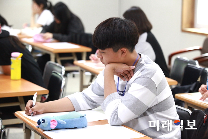 20일 오후 서울 서대문 독립공원 내 독립관 무궁화 홀에서 개최된 사단법인 한국현대시인협회 주최 '제23회 전국 고등학교 백일장'에서 참가 학생들이 작품에 몰두하고 있다./사진=장건섭 기자