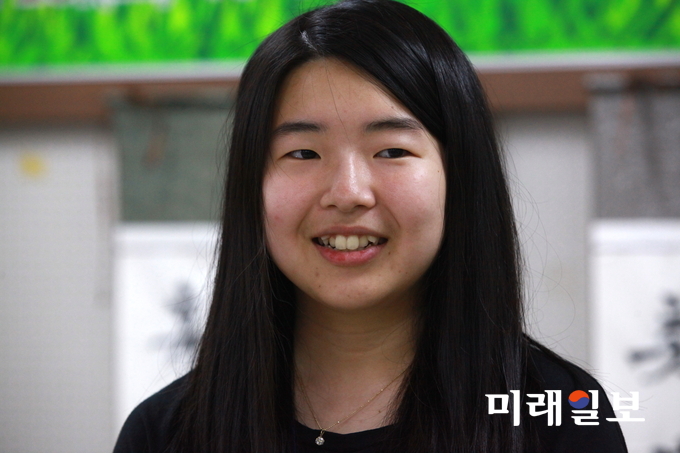 20일 오후 서울 서대문 독립공원 내 독립관 무궁화 홀에서 개최된 사단법인 한국현대시인협회 주최 '제23회 전국 고등학교 백일장'에서 장원을 수상한 서울 이화여고 2학년 김수인 양이 수상 소감을 밝히고 있다./사진=장건섭 기자