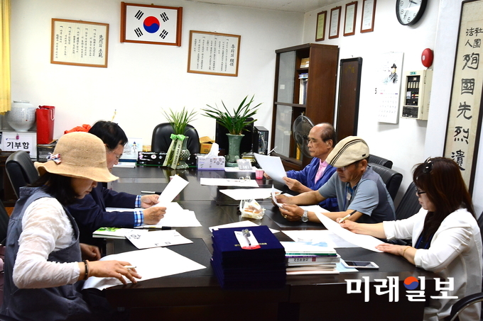 20일 오후 서울 서대문 독립공원 내 독립관 무궁화 홀에서 개최된 사단법인 한국현대시인협회 주최 '제23회 전국 고등학교 백일장'에서 심사위원들이 작품 심사를 하고 있다.(왼쪽부터)정유준 시인, 하옥이 시인, 박정희 시인, 장건섭 시인, 심상운 시인(심사위원장)./사진=은월 김혜숙 시인 제공