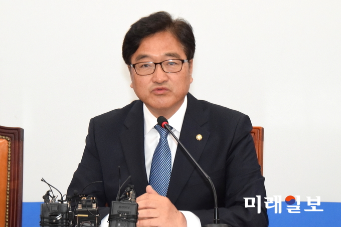 우원식 더불어민주당 원내대표가 22일 국회 원내대표실에서 열린 2기 원내대표단 첫 원내대책회의를 주재하고 있다./사진=국회연합기자단