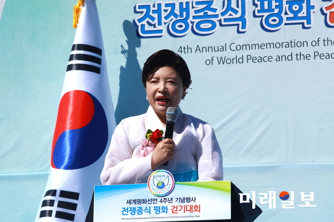 김남희 IWPG 대표가 25일 서울 올림픽공원 평화의문 옆에서 열린 ‘세계평화선언 4주년 기념행사 및 전쟁종식 평화 걷기대회’에서 기조발제를 하고 있다. /사진=장건섭 기자