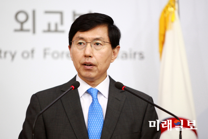조준혁 외교부 대변인은 1일 오후 서울 종로구 도렴동 외교부 청사에서 정례 브리핑을 갖고 "주한미군 사드(THAAD·고고도미사일방어체계) 배치 문제에 대해 "한미동맹의 정신에 따라 미국과 긴밀히 협의하고 중국과도 진정성 있는 소통을 통해 상호 이해를 제고할 것"이라고 밝혔다./사진=장건섭 기자