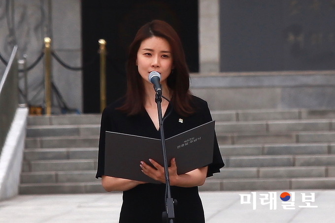 탤런트 이보영이 6일 오전 서울 동작구 국립서울현충원에서 열린 제62회 현충일 추념식에서 추모시를 낭독하고 있다./사진=장건섭 기자