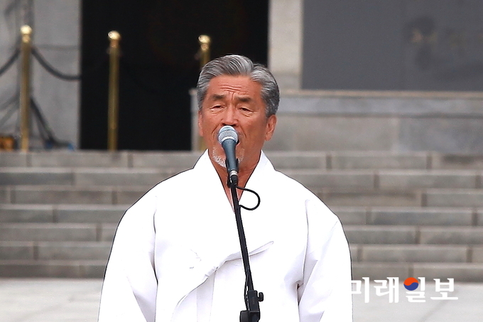 소리꾼 장사익이 6일 오전 서울 동작구 국립서울현충원에서 열린 제62회 현충일 추념식에서 김영랑 시인의 시에 곡을 입힌 '모란이 피기까지'를 열창하고 있다./사진=장건섭 기자