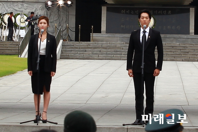 뮤지컬 배우 카이(왼쪽)와 정선아가 6일 오전 서울 동작구 국립서울현충원에서 열린 제62회 현충일 추념식에서 국방부 군악대 연주에 맞춰 연합 합창단과 함께 '조국을 위하여'를 부르고 있다. '조국을 위하여'는 2009년 유해가 발굴된 6·25 전사자 강태조 일병이 남긴 이별가로 만든 곡이다./사진=장건섭 기자