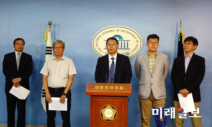 6일 오전 국회 정론관에서 전성인 홍익대 교수(왼쪽부터), 강남훈 한신대 교수, 원승연 명지대 교수, 김남근 민주사회를 위한 변호사 모임 부회장, 박상인 서울대 교수가 김상조 공정거래위원장 지지성명을 발표하고 있다. 이날 정운찬 전 총리, 강철규 전 공정거래위원장 등 '김상조를 아끼는 사회 각계인사 498명'이 김 후보자의 청렴성과 도덕성을 증언하는 성명에 동참했다./사진=장건섭 기자