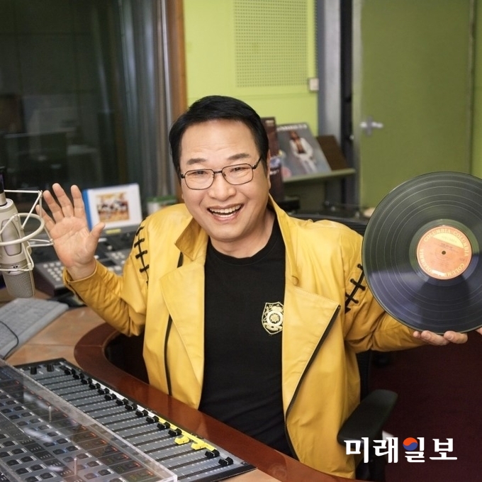 DJ 故 김광한이 방송 준비를 하고 있는 모습./사진=미래일보 DB