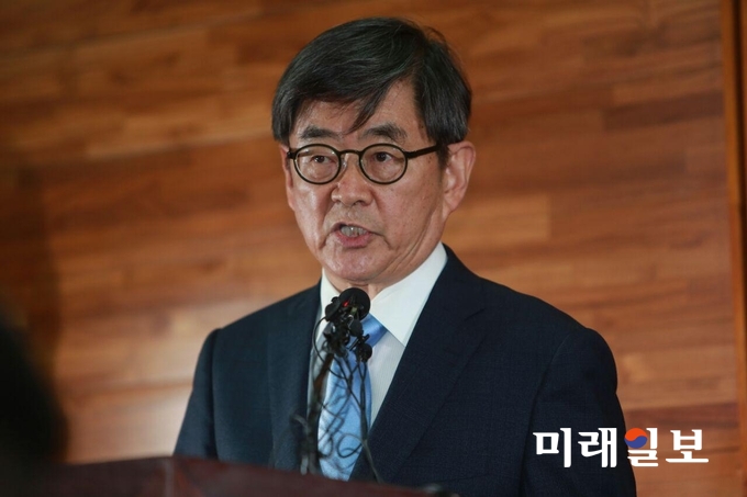 '몰래 혼인신고' 등 각종 의혹으로 홍역을 앓고 있는 안경화 법무부 장관 후보자가 16일 오전 서울 서초구 서울개인회생·파산종합지원센터에서 해명 기자회견을 하고 있다./사진=장건섭 기자