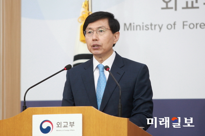 조준혁 외교부 대변인이 20일 오후 서울 종로구 도렴동 외교부 청사에서 정례브리핑을 열고 있다. 조 대변인은 이날 브리핑을 통해 북한에 억류됐다가 풀려난 미국 대학생 오토 웜비어씨의 사망에 애도를 표시하고 북한당국에 의해 억류 중인 우리 국민과 미국인을 포함한 모든 억류자를 조속히 가족의 품으로 돌려보내길 촉구한다"고 밝혔다./사진=장건섭 기자