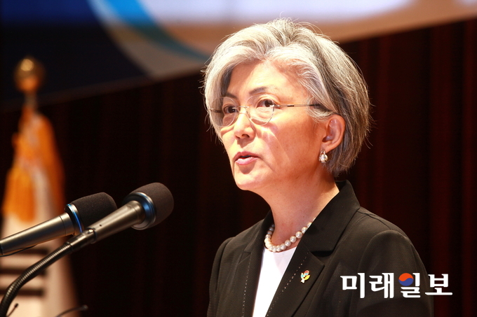 강경화 외교부 장관이 19일 오전 서울 종로구 도렴동 외교부청사에서 열린 취임식에서 취임사를 하고 있다./사진=장건섭 기자