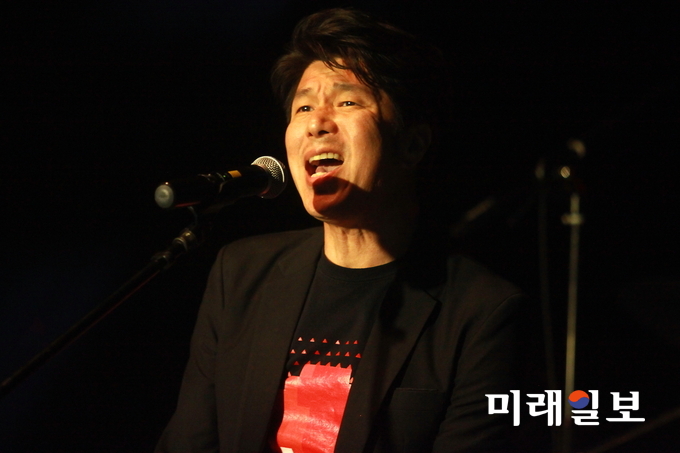 시나위, 백두산 등과 함께 80년대 중반 대한민국의 헤비메탈의 중흥기를 가져온 전설의 록밴드 H2O(김준원, 김영진, 장혁, 타미 킴) 김준원이 1일 오후 서울 강남구 논현동 엠팟홀에서 열린 DJ 故 김광한 2주기 추모 음악회 '7080 라디오 콘서트'에서 열창하고 있다./사진=장건섭 기자