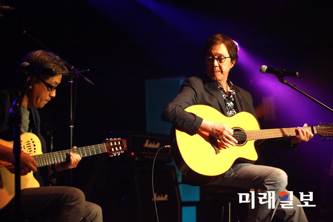 '옛사랑', '화(和)', '장미’, '바다의 여인' 등으로 번안곡을 부르지 않고 순수 창작곡으로 포크 바람을 이끌며 1970년대 통기타 문화를 이끈 포크듀오 '사월과오월'(백순진, 김태풍)의 백순진이 1일 오후 서울 강남구 논현동 엠팟홀에서 열린 DJ 故 김광한 2주기 추모 음악회 '7080 라디오 콘서트'에서 추억의 음악을 선보이고 있다./사진=장건섭 기자