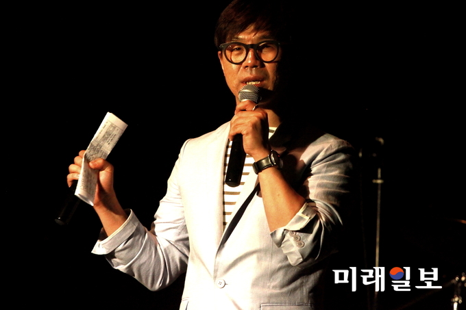이번 추모 음악회를 기획·총괄한 방송인 박현준(경인방송 '라디오가가' DJ)이 1일 오후 서울 강남구 논현동 엠팟홀에서 열린 DJ 故 김광한 2주기 추모 음악회 '7080 라디오 콘서트'에서 인사말을 하고 있다./사진=장건섭 기자
