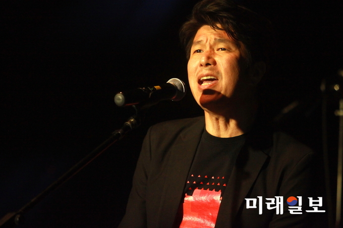 시나위, 백두산 등과 함께 80년대 중반 대한민국의 헤비메탈의 중흥기를 가져온 전설의 록밴드 H2O(김준원, 김영진, 장혁, 타미 킴) 김준원이 1일 오후 서울 강남구 논현동 엠팟홀에서 열린 DJ 故 김광한 2주기 추모 음악회 '7080 라디오 콘서트'에서 열창하고 있다./사진=장건섭 기자