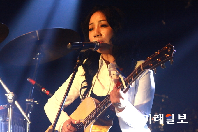 최근 충북 영동 U1대학교 방송연예학과 전임교수로 임용된 '가슴앓이', '촛불 켜는 밤', '영원한 사랑인줄 알았는데'로 80년대 인기 포크가수 양하영이 1일 오후 서울 강남구 논현동 엠팟홀에서 열린 DJ 故 김광한 2주기 추모 음악회 '7080 라디오 콘서트'에서 열창하고 있다./사진=장건섭 기자