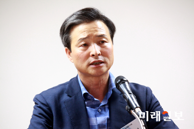 문재인정부의 가계부채 종합대책이 다음 달 수립될 예정인 가운데 조성목 전 금융감독원 선임국장이 회장을 맡고 있는 '서민금융연구포럼'이 5일 오후 서울 중구 명동 은행연합회(은행회관) 14층 대강당에서 '가계부채 연착륙을 위한 제언'을 주제로 포럼을 개최한 가운데 조성목 회장이 개회사를 하고 있다./사진=장건섭 기자