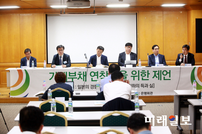 문재인정부의 가계부채 종합대책이 다음 달 수립될 예정인 가운데 조성목 전 금융감독원 선임국장이 회장을 맡고 있는 '서민금융연구포럼'이 5일 오후 서울 중구 명동 은행연합회(은행회관) 14층 대강당에서 '가계부채 연착륙을 위한 제언'을 주제로 포럼이 개최되고 있다.(왼쪽부터 김충호 바로크레디대부 대표, 박덕배 금융의창 대표, 이종욱 서울여자대학교 교수, 이민환 인하대학교 교수, 조남희 금융소비자원 대표, 김준홍 페퍼저축은행 이사.)/사진=장건섭 기자
