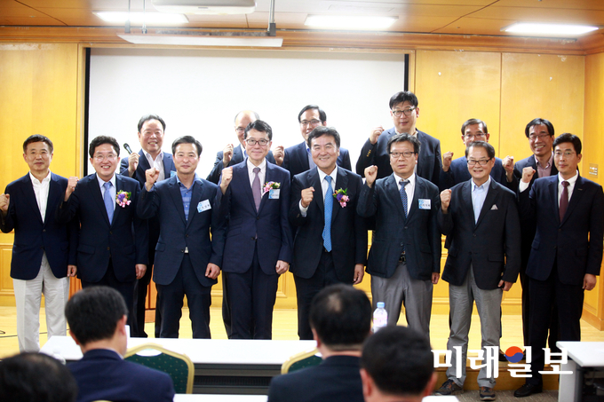 문재인정부의 가계부채 종합대책이 다음 달 수립될 예정인 가운데 조성목 전 금융감독원 선임국장이 회장을 맡고 있는 '서민금융연구포럼'이 5일 오후 서울 중구 명동 은행연합회(은행회관) 14층 대강당에서 '가계부채 연착륙을 위한 제언'을 주제로 포럼이 개최된 가운데 참석자들이 포럼 시작에 앞서 화이팅을 외치고 있다./사진=장건섭 기자