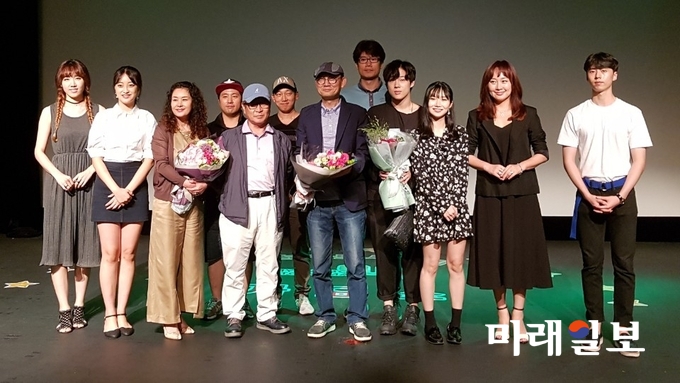 7일 오후 서울 중구 명보극장에서 해외영화제를 겨냥해 진명 감독이 메가폰을 잡은 '천사의 시간'의 시사회가 성황리에 열린 가운데 진명 감독과 출연진들이 무대인사를 하고 있다./사진=장건섭 기자