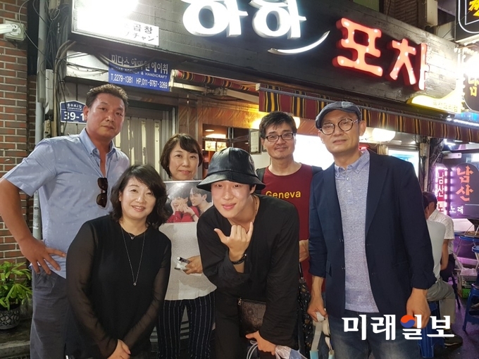 7일 오후 서울 중구 명보극장에서 해외 영화제를 겨냥해 진명 감독이 메가폰을 잡은 '천사의 시간'의 극장 시사회가 성황리에 열린 가운데 진명(오른쪽 첫번째) 감독을 비롯 스탭진들과 남자 주인공 '천희' 역을 맡은 유동균(가운데)이 일본에서 온 팬들과 함께 기념사진을 촬영을 있다./사진=장건섭 기자