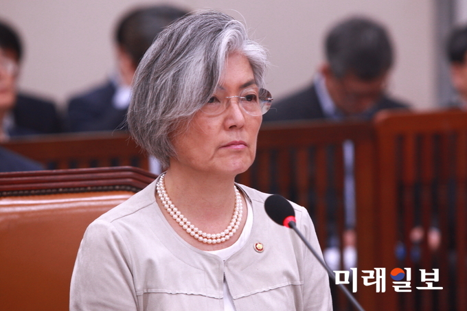 강경화 외교부 장관이 10일 오후 국회 외교통일위원회 전체회의에 참석하고 있다./사진=장건섭 기자