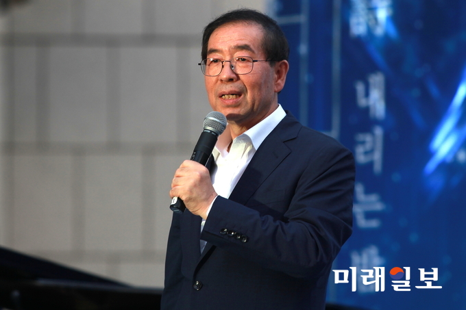 18일 오후 서울 중구 세종대로 서울신문사 사옥 앞 서울마당에서 서울신문 창간 113주년 기념행사 ‘한여름 밤 광화문 시 낭독회’가 열리고 있는 가운데 박원순 서울 시장이 고(故) 김수영 시인의 시 '여름 밤'을 낭송하고 있다./사진=장건섭 기자