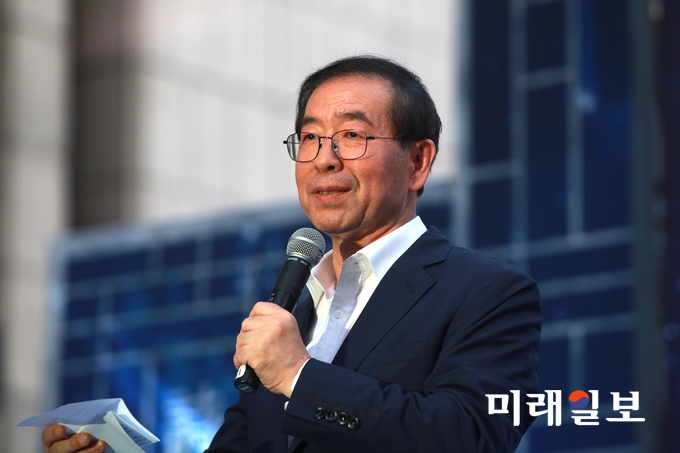 18일 오후 서울 중구 세종대로 서울신문사 사옥 앞 서울마당에서 서울신문 창간 113주년 기념행사 '한여름 밤 광화문 시 낭독회'가 열리고 있는 가운데 박원순 서울시장이 축사에 이어 고(故) 김수영 시인의 시 '여름 밤'을 낭송하고 있다./사진=장건섭 기자