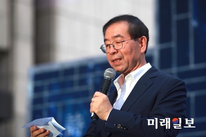 18일 오후 서울 중구 세종대로 서울신문사 사옥 앞 서울마당에서 서울신문 창간 113주년 기념행사 '한여름 밤 광화문 시 낭독회'가 열리고 있는 가운데 박원순 서울시장이 축사에 이어 고(故) 김수영 시인의 시 '여름 밤'을 낭송하고 있다./사진=장건섭 기자