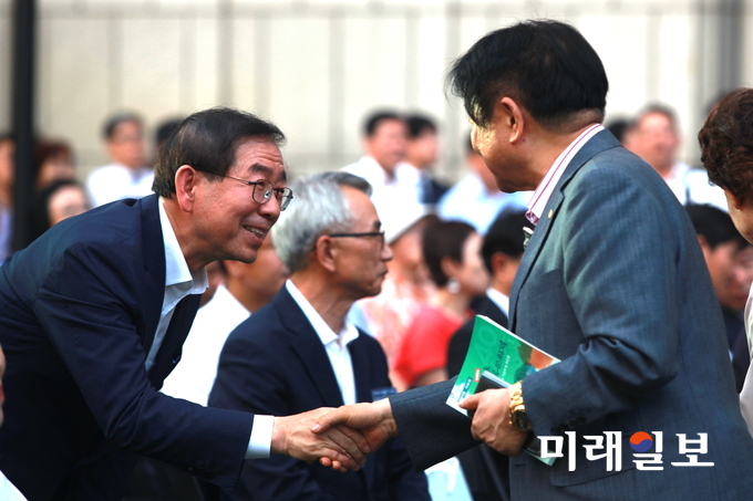18일 오후 서울 중구 세종대로 서울신문사 사옥 앞 서울마당에서 서울신문 창간 113주년 기념행사 '한여름 밤 광화문 시 낭독회'에 참석한 박원순 서울시장이 이근배 시인과 반갑게 인사를 나누고 있다./사진=장건섭 기자