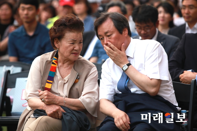 18일 오후 서울 중구 세종대로 서울신문사 사옥 앞 서울마당에서 서울신문 창간 113주년 기념행사 '한여름 밤 광화문 시 낭독회'에 참석한 도종환 문화체육관광부 장관(오른쪽)이 신달자 시인과 대화를 나누고 있다./사진=장건섭 기자