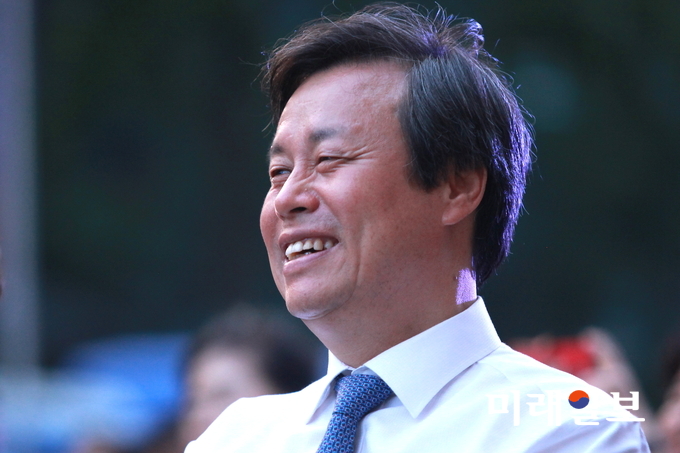 18일 오후 서울 중구 세종대로 서울신문사 사옥 앞 서울마당에서 서울신문 창간 113주년 기념행사 '한여름 밤 광화문 시 낭독회'에 참석한 도종환 문화체육관광부 장관이 환하게 웃고 있다./사진=장건섭 기자