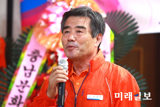 22일 충남 보령시 대천해수욕장 상동수련관에서 개막된 2017 보령머드축제와 함께하는 '제4회 보령해변시인학교'에 참석한 김동일 충남 보령시장이 축사를 하고 있다.