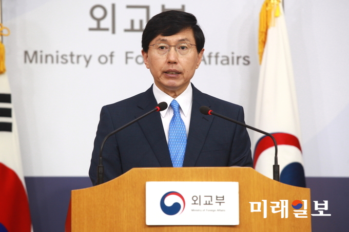 조준혁 외교부 대변인이 25일 오후 서울 종로구 도렴동 외교부 청사에서 정례브리핑을 하고 있다. 조 대변인은 이날 정례브리핑을 통해 "북한의 탄도미사일 발사 등 어떠한 도발 가능성에도 만반의 대비태세를 갖추고 있다"고 밝혔다./사진=장건섭 기자