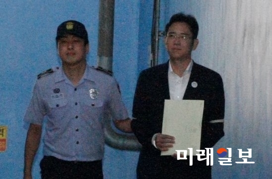 이재용 삼성전자 부회장이 25일 오후 서울 서초구 서울중앙지방법원에서 열린 뇌물공여 등 혐의 1심 선고 공판을 마치고 서울구치소로 돌아가기 위해 호송차로 향하고 있다. 이 부회장은 1심에서 징역 5년이 선고됐다./사진=국회연합기자단