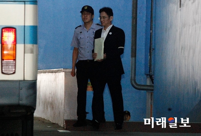 이재용 삼성전자 부회장이 25일 오후 서울 서초구 서울중앙지방법원에서 열린 뇌물공여 등 혐의 1심 선고 공판을 마치고 서울구치소로 돌아가기 위해 호송차로 향하고 있다. 이 부회장은 1심에서 징역 5년이 선고됐다./사진=국회연합기자단