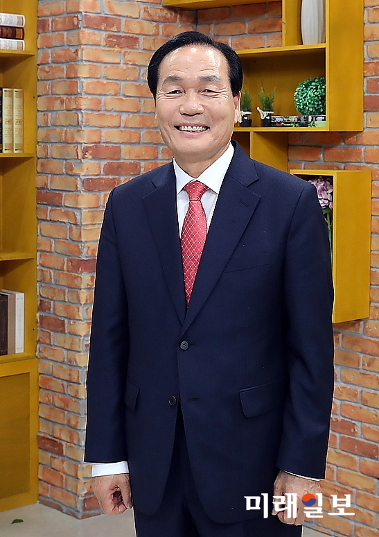 김주수 경북 의성군수. 김 군수는 24일 오후 서울 백범 김구기념관에서 개최된 '한국 사회를 빛낸 2017 대한민국충효대상' 시상식에서 '평소 확고한 국가관으로 봉사와 효'를 실천한 공로를 인정받아 행정공직부문 '2017 우수지방행정발전공로 대상'을 수상했다./사진=의성군청 제공