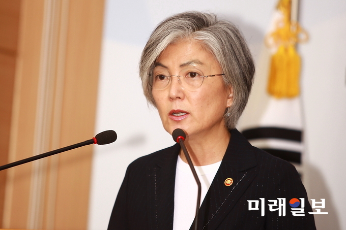 강경화 외교부 장관이 28일 오후 서울 도렴동 외교부 청사에서 열린 내신 기자 브리핑에서 기자들의 질문에 답하고 있다./사진=장건섭 기자