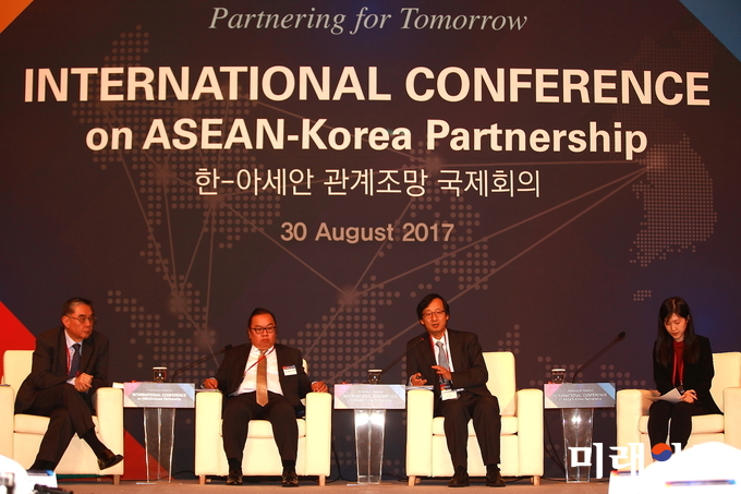 아세안(ASEAN·동남아시아국가연합) 창설 50주년과 '한-아세안 문화교류의 해'를 맞아 30일 오전 서울 중구 소공동 롯데호텔 크리스털볼룸에서 열린 '한-아세안 관계조망 국제회'에서 이충열 고려대 교수(오른쪽에서 두번째)이 주제 발표를 하고 있다./사진=장건섭 기자